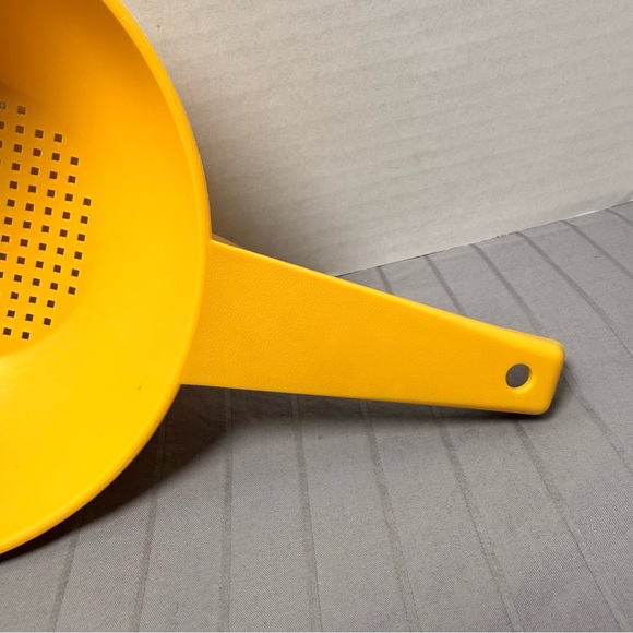 Tupperware Colander Strainer - Picture 3 of 9